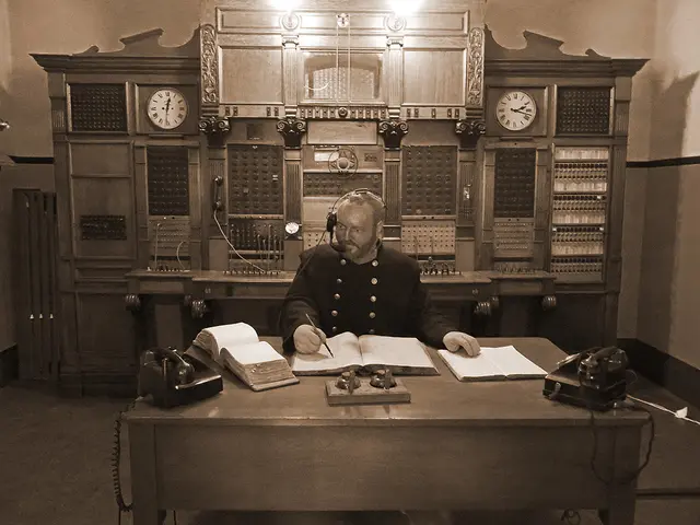 Time-Efficient Strategies for Consistently Late Individuals