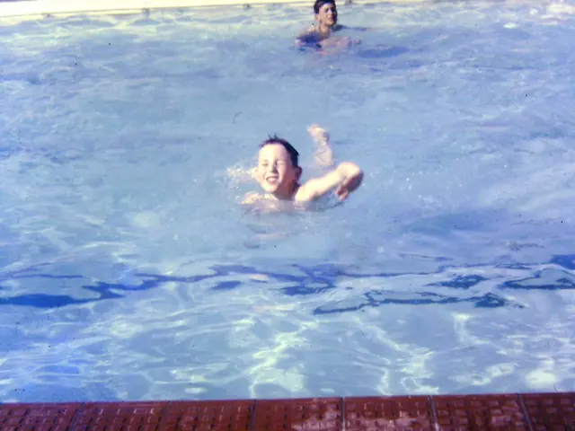 "Refugee kids and teenagers learn to swim in educational programs"